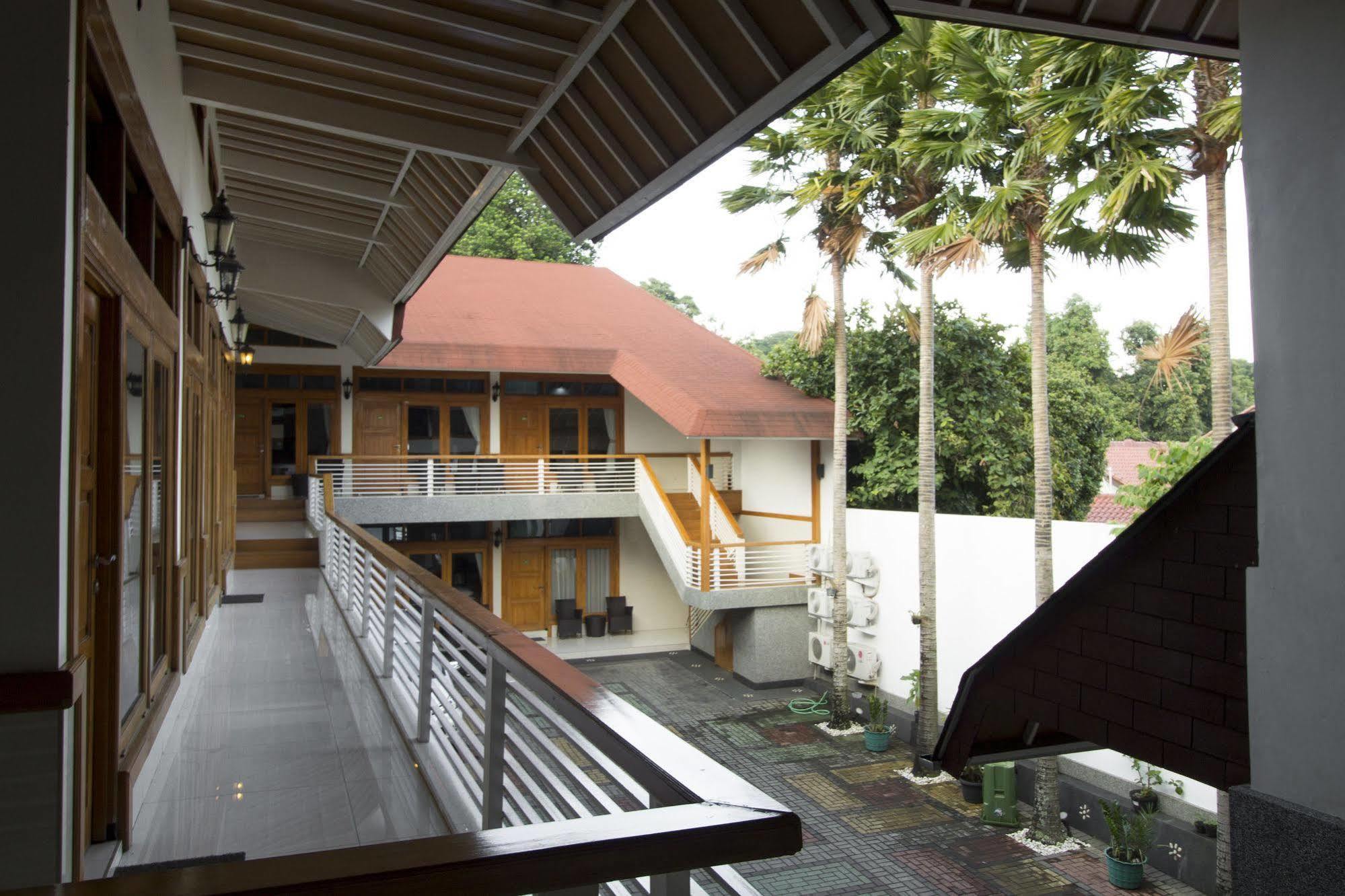 Wisma tamu Reddoorz @ Hegarmanah 2*